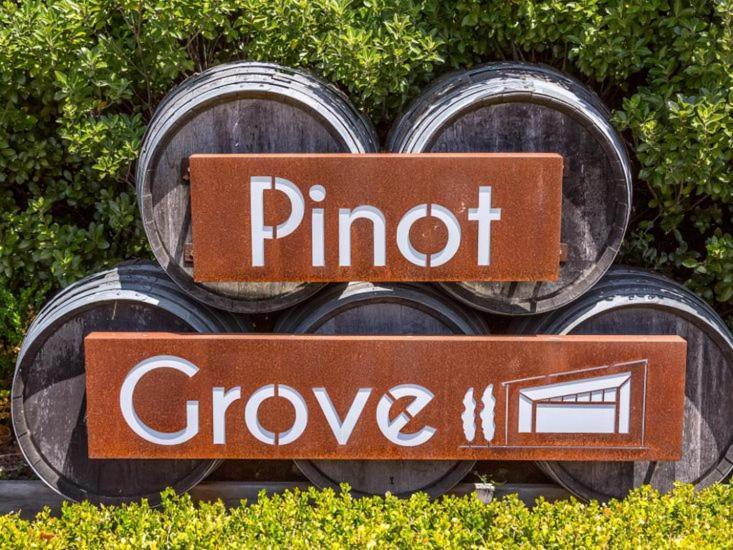 Pride Of Pinot - Martinborough Holiday Home Екстер'єр фото